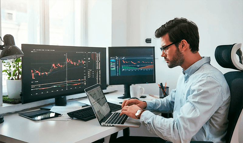 Trader_working_with_CFD_trading_platform.png